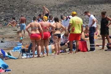 Una mujer se siente indispuesta en la playa de Salinetas y es evacuada en una ambulancia del SUC (Foto TA)